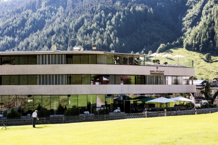 Bild: Design Hotel Arlmont im Sommer direkt beim Golfplatz