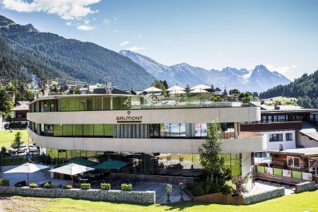 Bild: Lifestyle Hotel St. Anton am Arlberg im Sommer