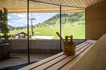 Bild: Panoramasauna mit Blick auf Bergbahn Arlberg