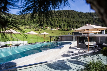 Bild: Hotel am Arlberg mit Outdoorpool und Wellness