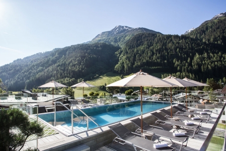 Bild: Hotel outdoor pool with view of hiking area Arlberg