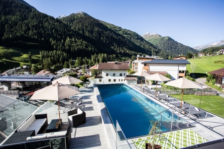 Bild: Wellness hotel rooftop pool with view of St. Anton