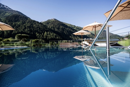 Bild: Rooftop Pool am Arlberg