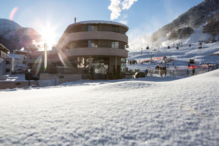 Bild: Hotel Arlmont im Skigebiet Arlberg direkt an der Piste