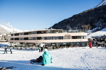 Bild: Hotel Arlmont direkt an der Piste in St Anton Arlberg