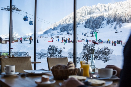 Bild: Frühstück im Arlmont mit Blick auf das Skigebiet St Anton