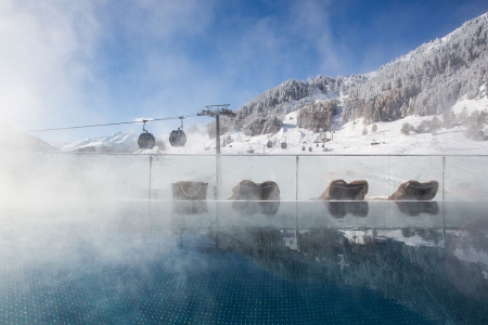 Bild: Rooftop Pool im Winter: Wellnesshotel St. Anton am Arlberg - das Arlmont