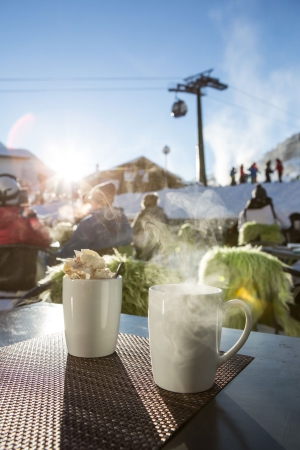 Bild: Sonnenterrasse im Skigebiet Arlberg beim Hotel Arlmont in St Anton