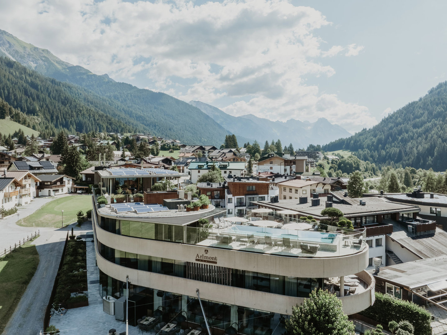 Luftaufnahme des Hauses über dem Ortsteil Nasserein, im Hintergrund die Berge